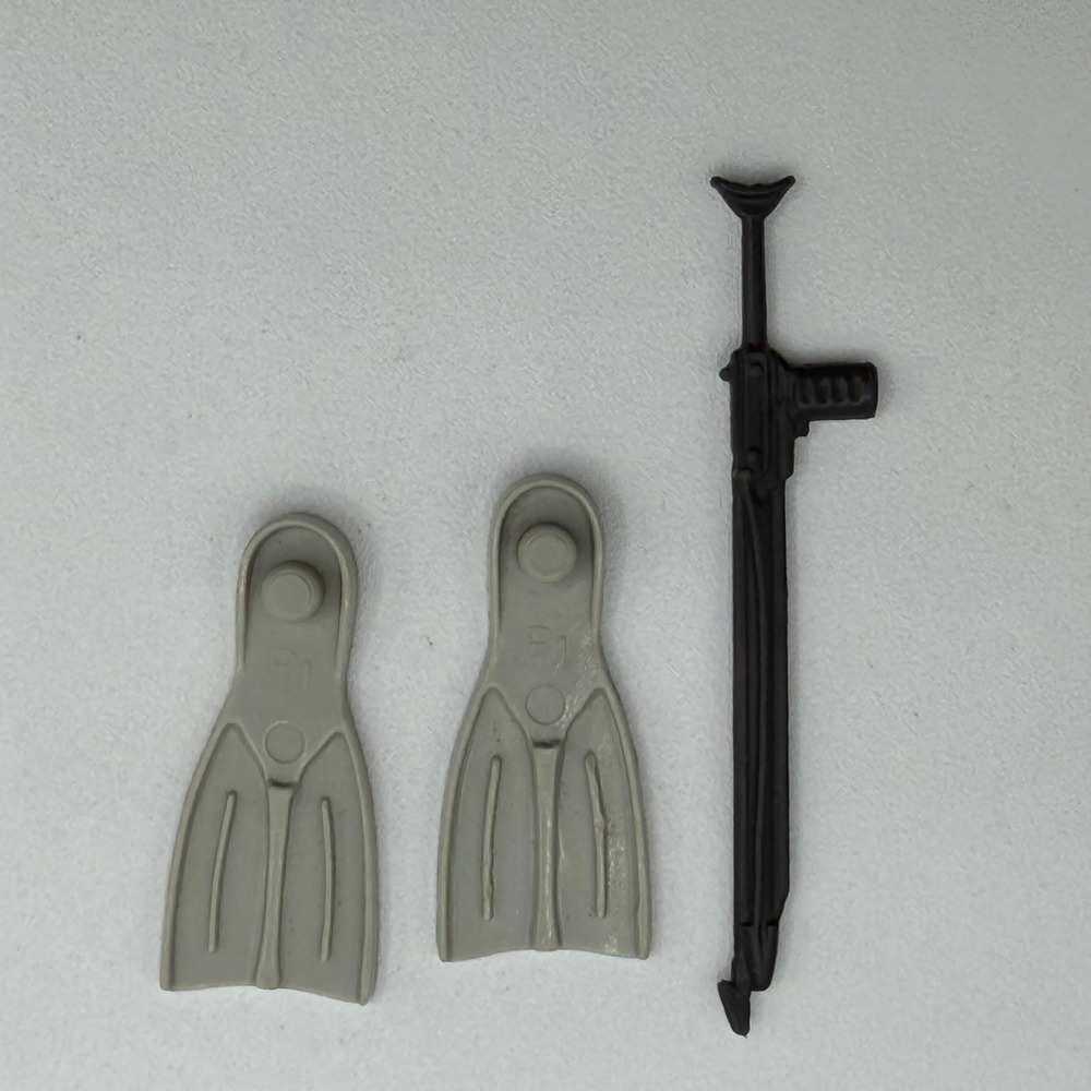 Vintage 1985 GI Joe Eels Frogman Accessories Speargun and Gray Fins Cobra Lot - Picture 2 of 7